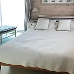 Дом отдыха With Sunny Terraces And Sea Views Lysesund