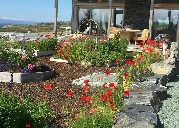 Feriehus With Sunny Terraces And Sea Views Lysøysund